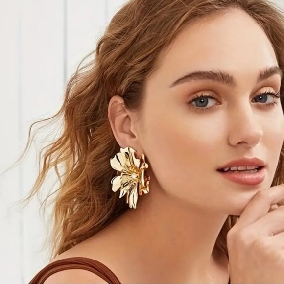 ✨NWT Eye-Catching Gold Flower & Rhinestone Earrings ✨ with GIFT BOX 🎁 - Picture 4 of 8